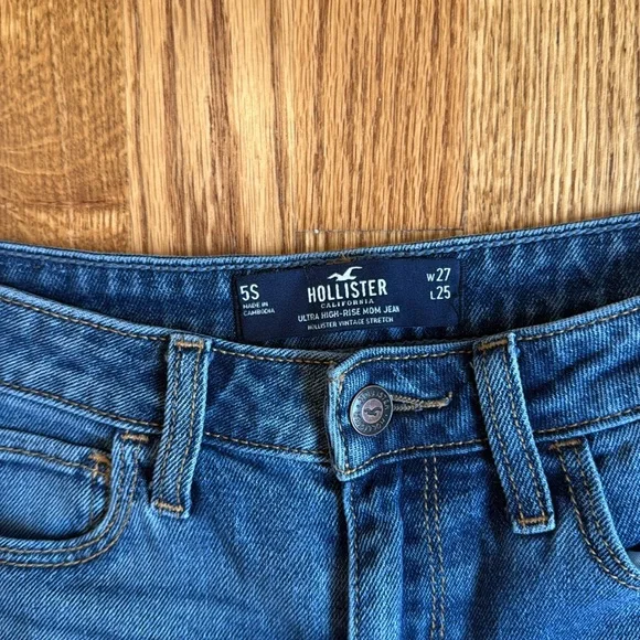 Hollister ultra high-rise Mom Jean - Picture 2 of 3